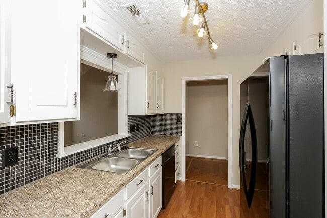 Photo - 310 Tamarack Dr