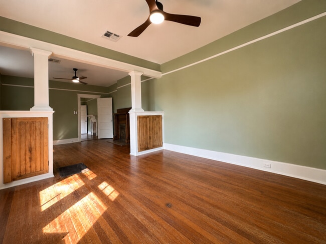 Photo - 2627 Laharpe St