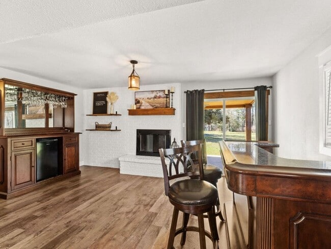 Photo - 1691 Lake Vernon Rd