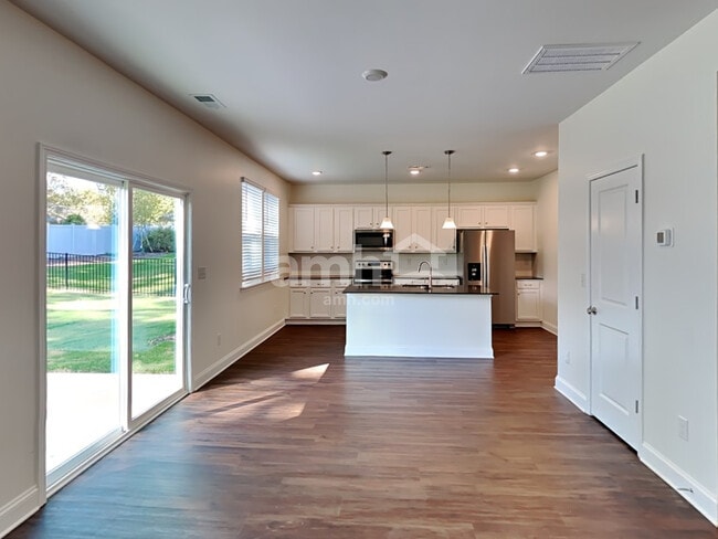 Photo - 556 Rivermist Dr