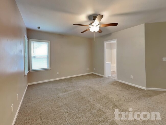 Photo - 905 Amersham Ln