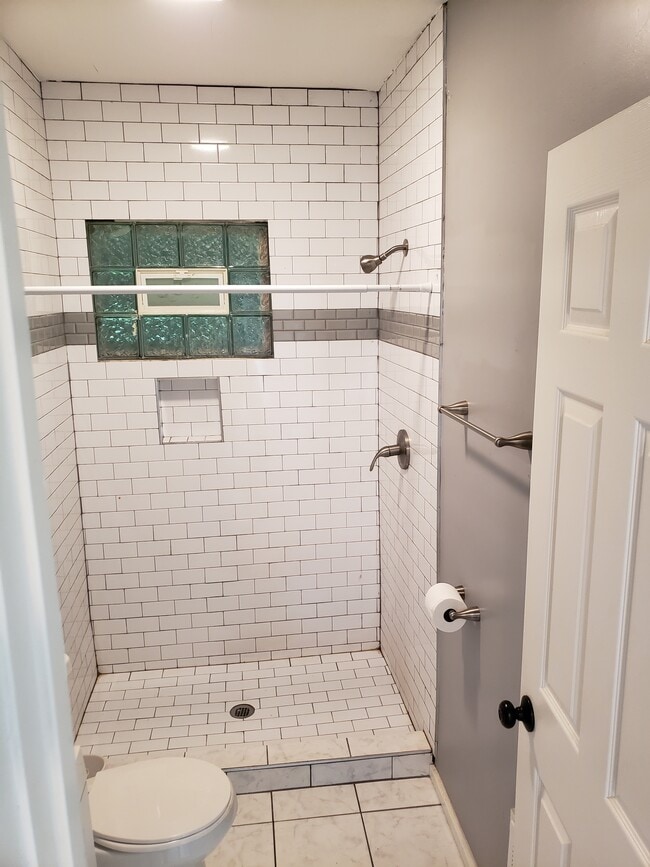 Bathroom - 2920 Columbus St Unit 2W