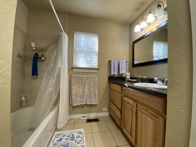 Photo - 210 McCullough St