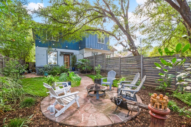 Building Photo - 1220 Delano St Unit B