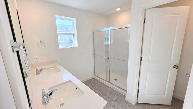 Photo - 4748 Airlake Curv