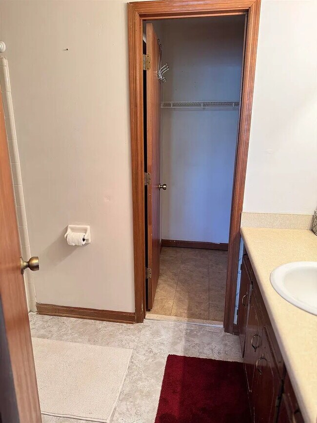 Spacious 2BR Condo with Private Baths, Fireplace, Balcony & Pool View – Close to FSU & TCC