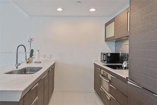 Building Photo - 200 Biscayne Blvd Way Unit 3514