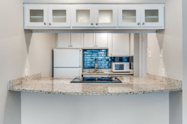 Photo - Modern One Bedroom Apartment in North Oak Lawn!