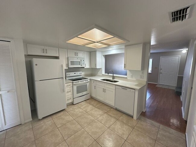 Photo - GREAT 2/2.5 Townhome Near UCF! Available Now!