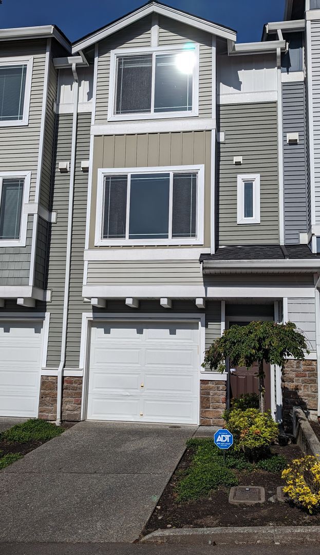 Lynnwood Spacious Townhome w/2-car garage - Lynnwood Spacious Townhome w/2-car garage