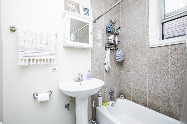 Photo - 1bed/1bath, PLUS OFFICE in Bucktown! Central Air, Dishwasher! Free Laundry! Unidad 1R