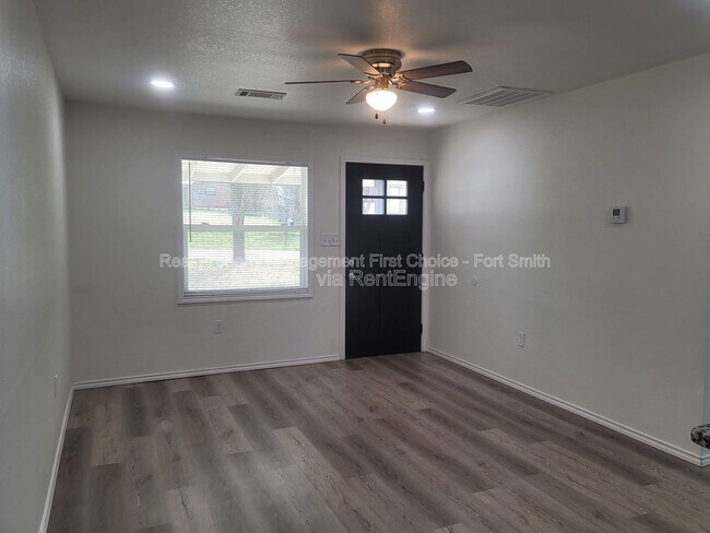 Photo - 407 Hemlock St