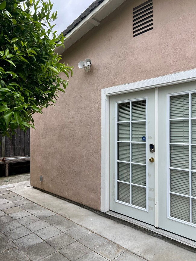Building Photo - 1554 Ellis Ave Unit C Rental