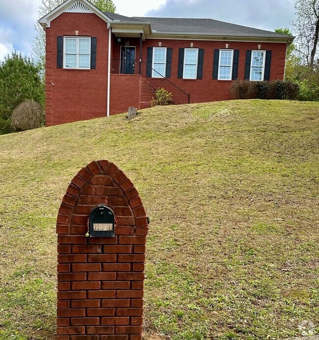 Building Photo - 4BR/3BA - 2 Car Garage Home Available in T...