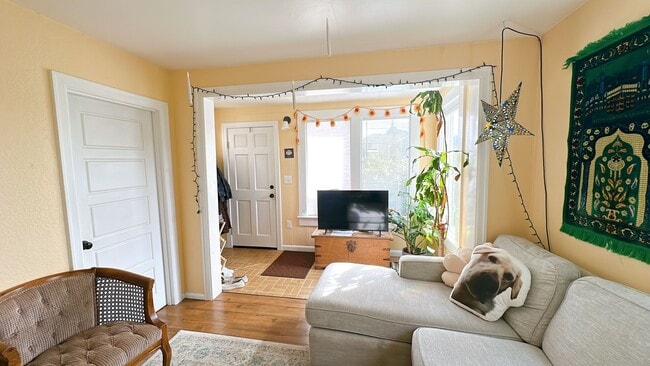 Photo - PRELEASE for Sept: 5bdrm/2 bath house on a great lot near WWU!