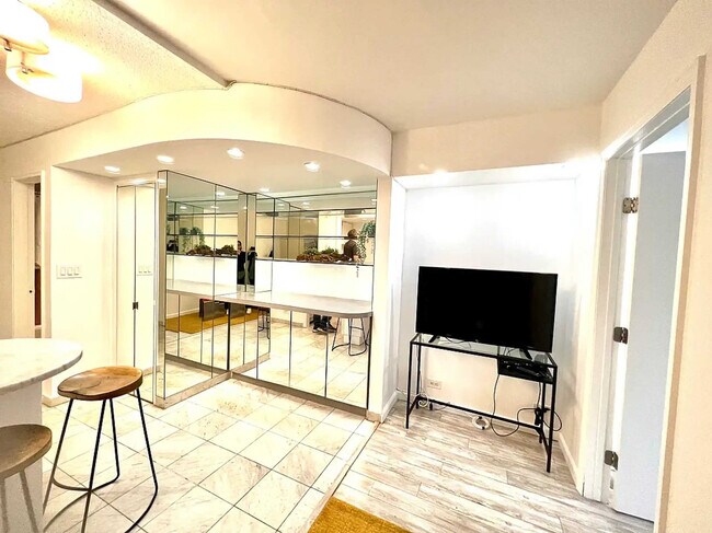 Photo - 210 E 47th St