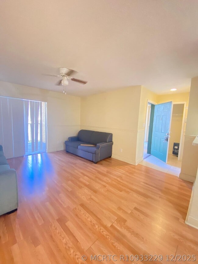 Building Photo - 949 Riverside Dr Unit 423