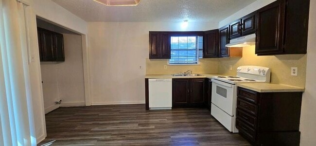 Photo - 2 Bedroom 1 Bath Close to Everything! Long...