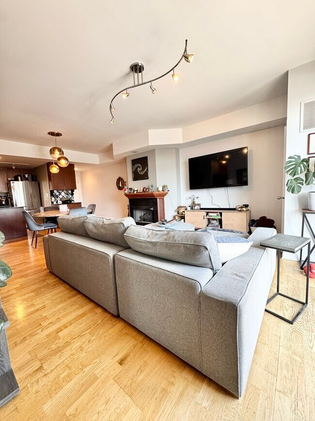 Photo - 680 N Green St Unit 706