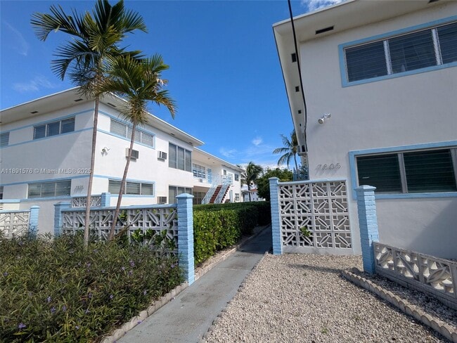 Building Photo - 7805 Crespi Blvd Unit 2