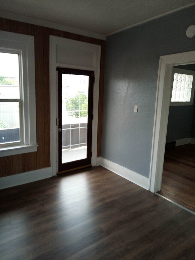 105 W Monroe Ave
