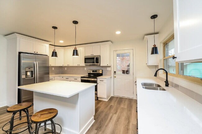 Photo - Available Fall Semester or Short Term rental!