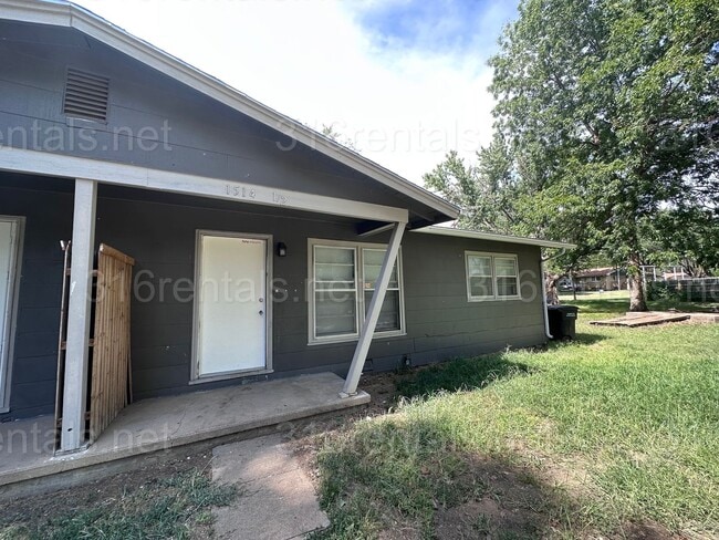 Building Photo - 1514 Park Ln Unit 1514 1/2 Park Lane Rental