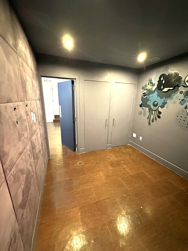 Photo - 33-12 28th St