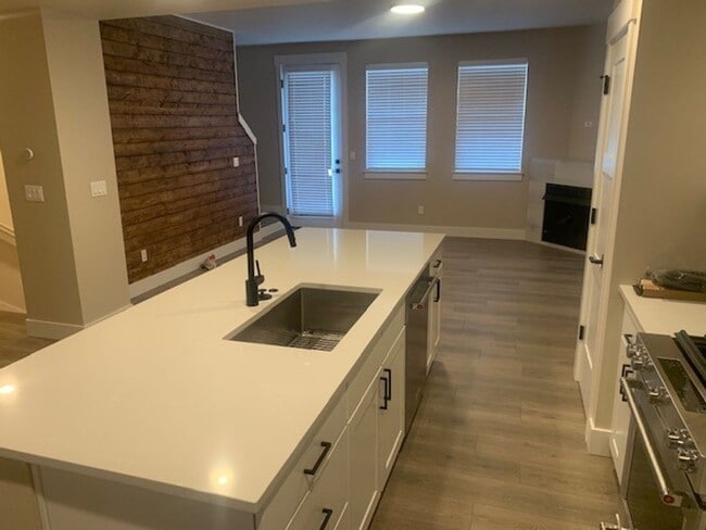 Photo - 3 Bed/3 Bath Modern and Luxurious Townhome in NE Bend