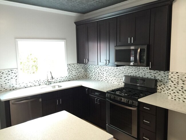 Photo - Gorgeous 3 Bedroom Reno in South Side. Ope...