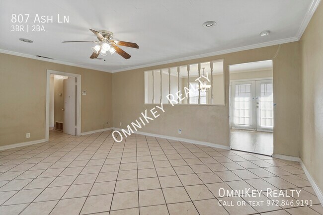 Photo - 807 Ash Ln