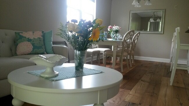 Living Room - 1310 Kenilworth Ave Unit 520