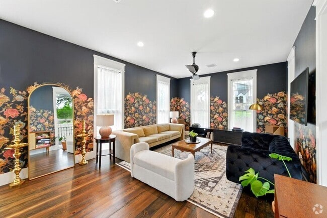 Building Photo - 813 1/2 E 13th St Rental