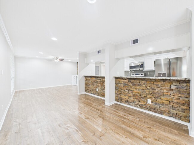 Building Photo - 5333 Richmond Ave. Unit 11