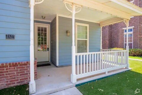 Building Photo - Great 3/3 perfect for roommates and close ... Rental