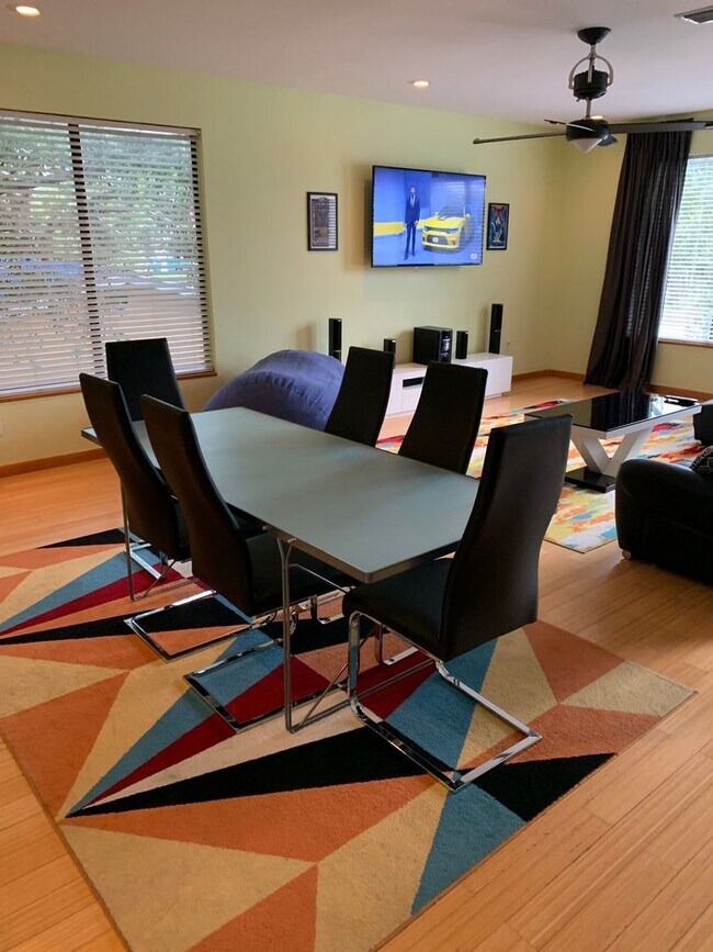 Photo - Amazing Non-Furnished 3 story contemporary...