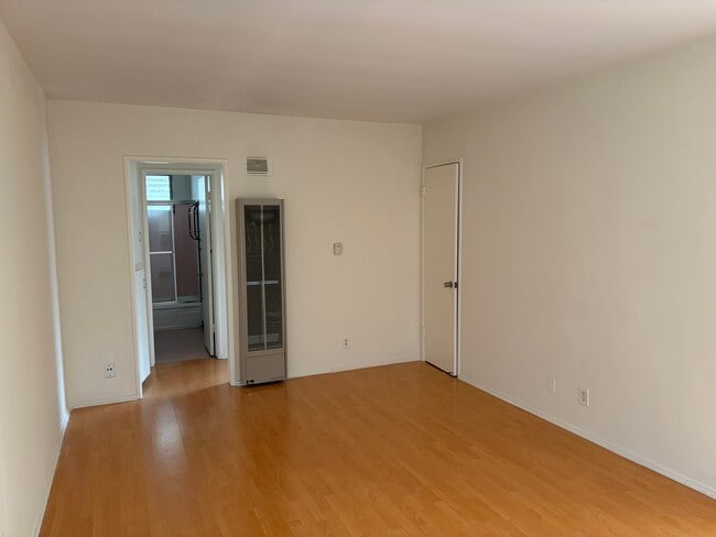 Photo - 907 N Gardner St Unit 5