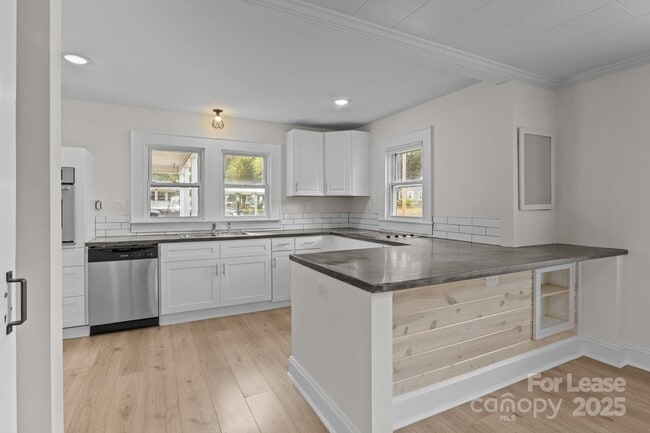 Photo - 765 N Church St