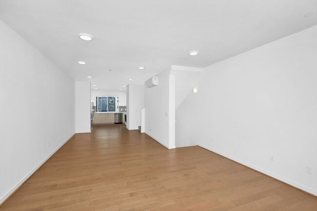 Photo - Bellevue spacious townhome living - 2 car garage