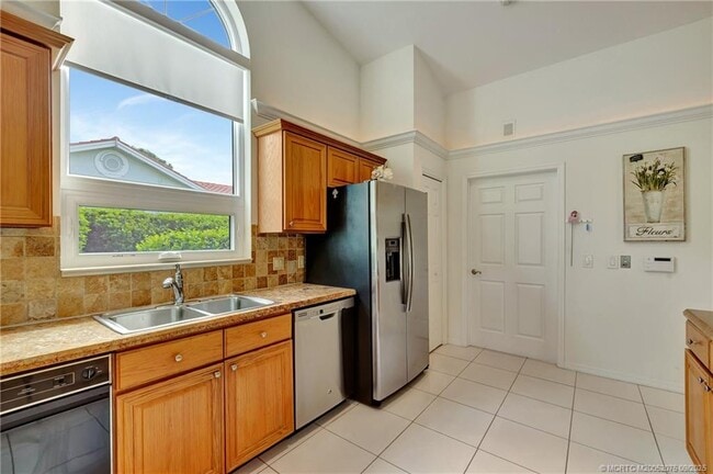 Photo - 2018 NW Laurel Oak Ln