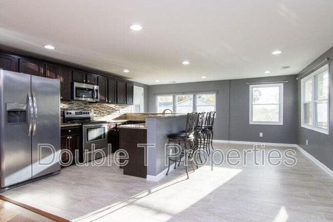 Building Photo - 3405 Pebble Dr