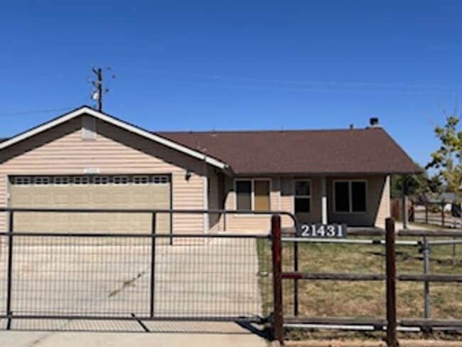 Building Photo - Corner lot in Golden Hills 3bdrm, 2 bath