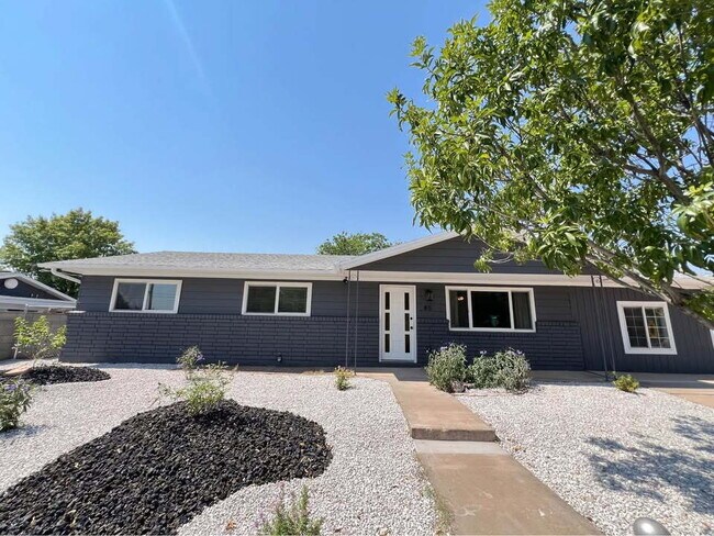 "Private Room with a shared bathroom (1 other room) locate in the Heart of Washington, UT!"