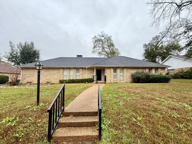 Building Photo - Available Now! Spacious 4 Bed/3 Bath Home in Tyler! Hot Tub!