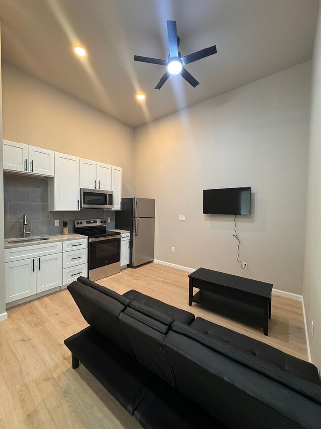 Building Photo - 418 S Commercial St Unit Apt 203