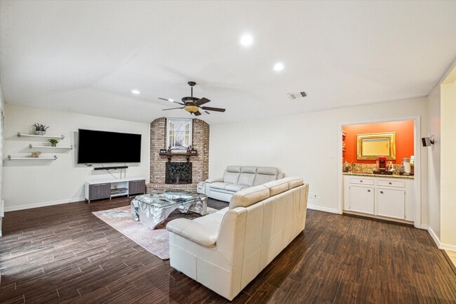 Photo - 910 Coachlight Dr