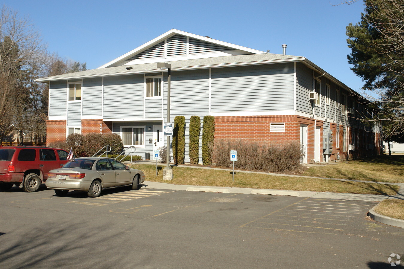 Applewood Apartments - Applewood Apartments