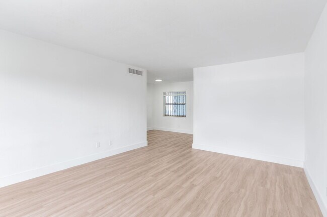 Photo - Lakeshore Presidential Apartments