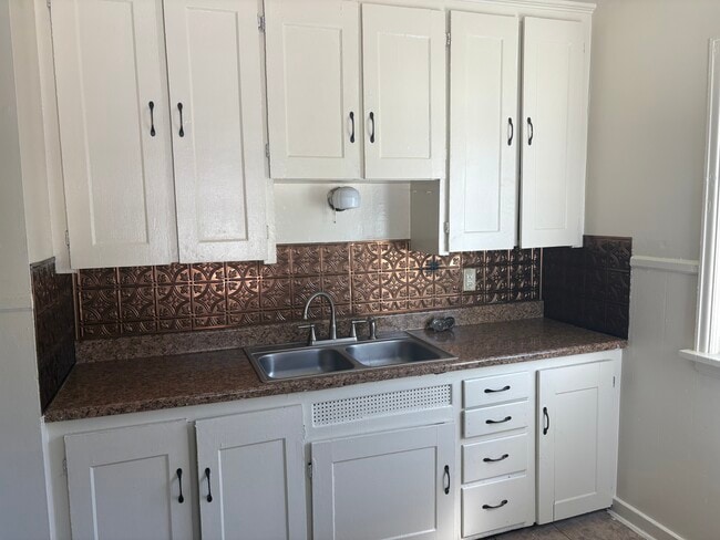 Cocina - 4002 Saint James Ave