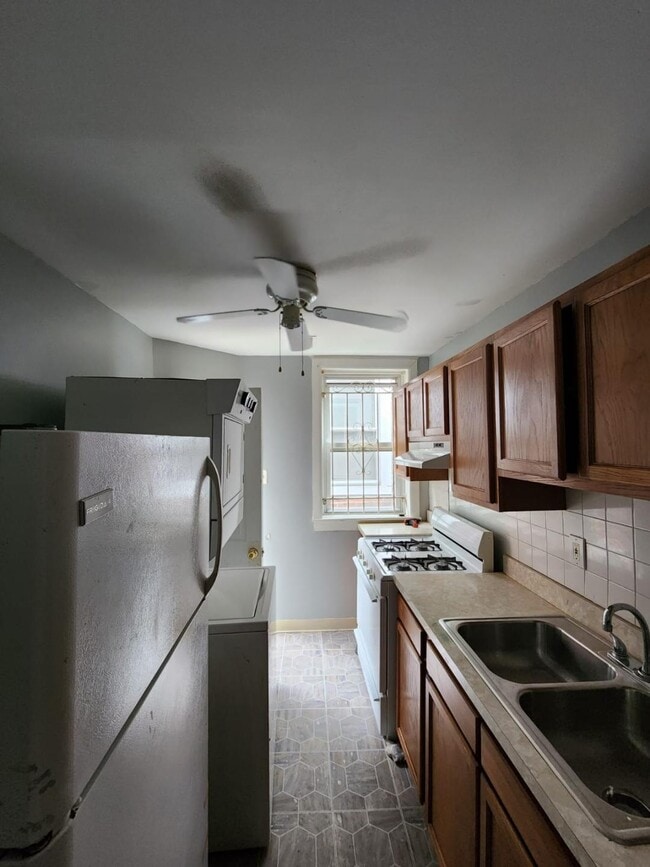 Building Photo - 4820 Sansom St Unit 2 Rental